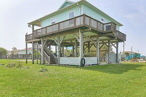 Walk to Crystal Beach: Coastal Getaway w/ Deck