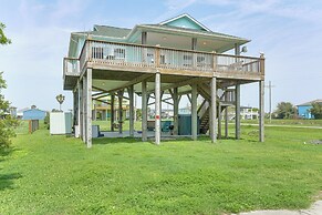 Walk to Crystal Beach: Coastal Getaway w/ Deck