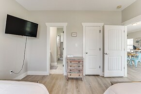 Walk to Crystal Beach: Coastal Getaway w/ Deck