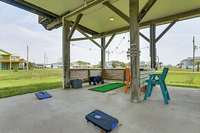 Walk to Crystal Beach: Coastal Getaway w/ Deck