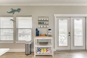 Walk to Crystal Beach: Coastal Getaway w/ Deck