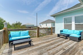 Walk to Crystal Beach: Coastal Getaway w/ Deck