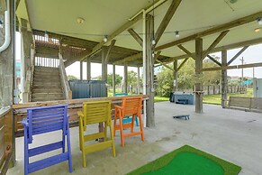 Walk to Crystal Beach: Coastal Getaway w/ Deck