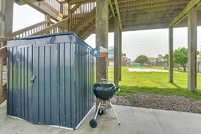 Walk to Crystal Beach: Coastal Getaway w/ Deck