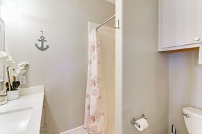 Walk to Crystal Beach: Coastal Getaway w/ Deck