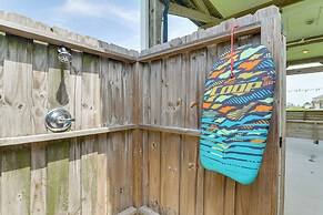 Walk to Crystal Beach: Coastal Getaway w/ Deck