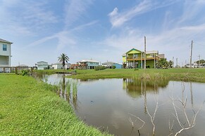 Walk to Crystal Beach: Coastal Getaway w/ Deck