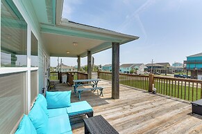 Walk to Crystal Beach: Coastal Getaway w/ Deck
