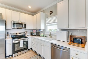 Walk to Crystal Beach: Coastal Getaway w/ Deck