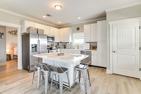 Walk to Crystal Beach: Coastal Getaway w/ Deck