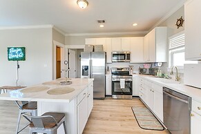 Walk to Crystal Beach: Coastal Getaway w/ Deck