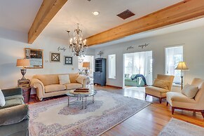 Vintage Farmhouse w/ Hot Tub in Larkspur