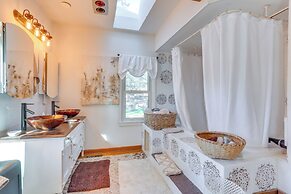 Vintage Farmhouse w/ Hot Tub in Larkspur