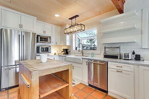 Vintage Farmhouse w/ Hot Tub in Larkspur