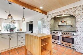 Vintage Farmhouse w/ Hot Tub in Larkspur