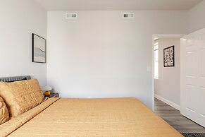 Chic & Cozy Philly Stay in City Center