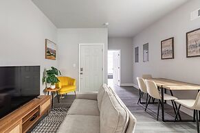 Chic & Cozy Philly Stay in City Center