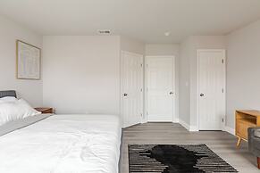 Chic & Cozy Philly Stay in City Center