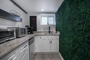 Old Town Gem With Modern Comforts & Ample Parking 1 Bedroom Townhouse