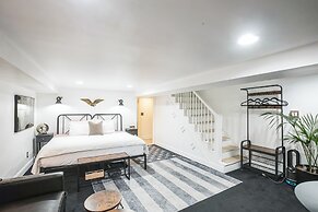 Old Town Gem With Modern Comforts & Ample Parking 1 Bedroom Townhouse