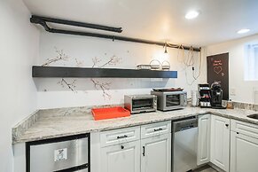 Old Town Gem With Modern Comforts & Ample Parking 1 Bedroom Townhouse