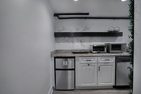 Old Town Gem With Modern Comforts & Ample Parking 1 Bedroom Townhouse