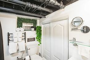 Old Town Gem With Modern Comforts & Ample Parking 1 Bedroom Townhouse