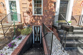 Old Town Gem With Modern Comforts & Ample Parking 1 Bedroom Townhouse