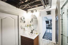 Old Town Gem With Modern Comforts & Ample Parking 1 Bedroom Townhouse