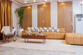 TM Luxe Stays Apartment