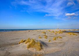 Modern Retreat Near Beach