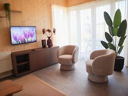 Modern Retreat Near Beach