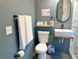 Modern Studio Retreat Stylish Spacious MR