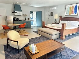 Modern Studio Retreat Stylish Spacious MR