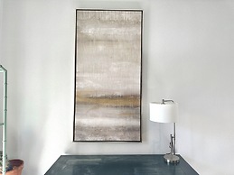 Modern Studio Retreat Stylish Spacious MR