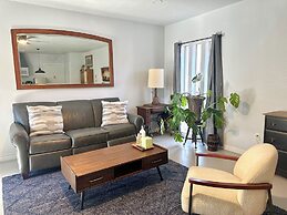 Modern Studio Retreat Stylish Spacious MR