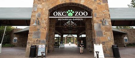 Modern Studio Retreat Stylish Spacious MR