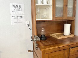 Modern Studio Retreat Stylish Spacious MR