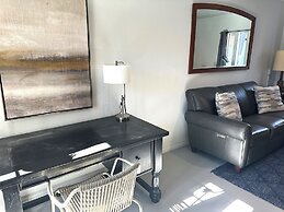 Modern Studio Retreat Stylish Spacious MR