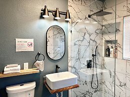 Modern Studio Retreat Stylish Spacious MR