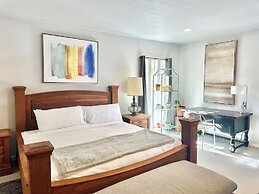 Modern Studio Retreat Stylish Spacious MR