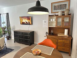 Modern Studio Retreat Stylish Spacious MR