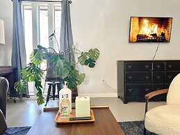 Modern Studio Retreat Stylish Spacious MR