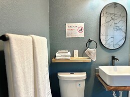 Modern Studio Retreat Stylish Spacious MR