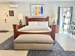 Modern Studio Retreat Stylish Spacious MR