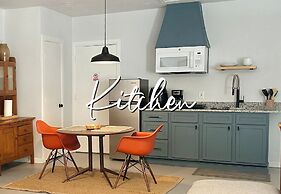 Modern Studio Retreat Stylish Spacious MR