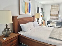 Modern Studio Retreat Stylish Spacious MR