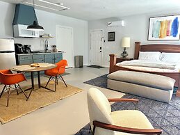 Modern Studio Retreat Stylish Spacious MR