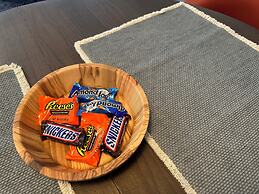 Modern Studio Retreat Stylish Spacious MR