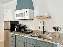 Modern Studio Retreat Stylish Spacious MR